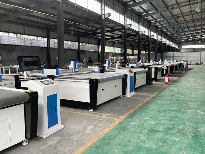 Oscillating Knife Cutting Machine in Factory